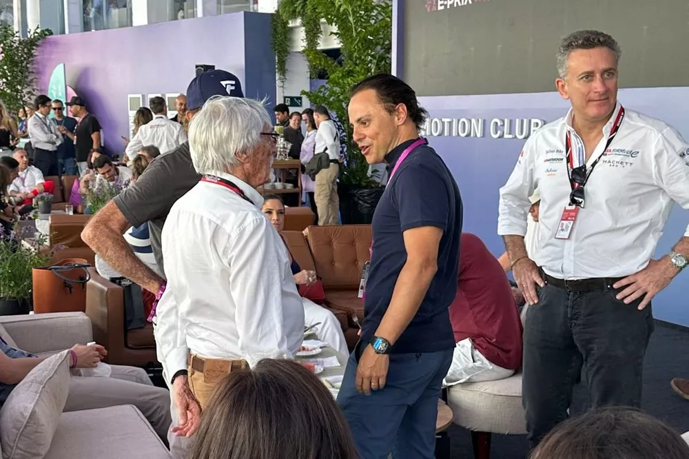 Felipe Massa conversa com Bernie Ecclestone durante fim de semana da F&oacute;rmula E em S&atilde;o Paulo