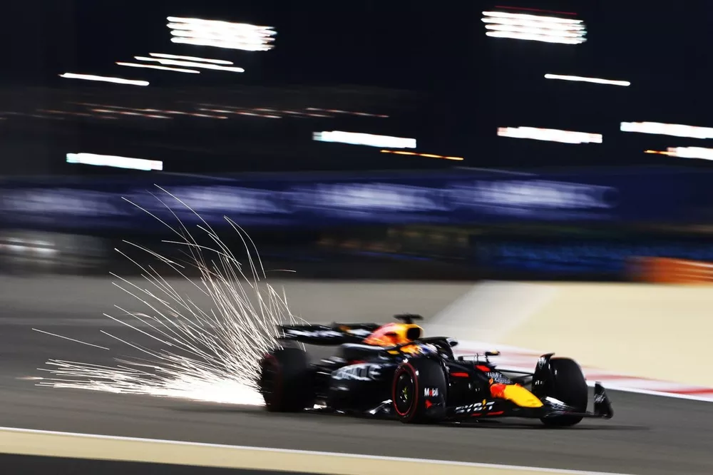 Max Verstappen y el RB20 de Red Bull Racing echa chispas