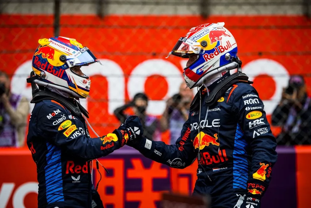 Ganador Max Verstappen, y Sergio P&eacute;rez, Red Bull Racing, tercero