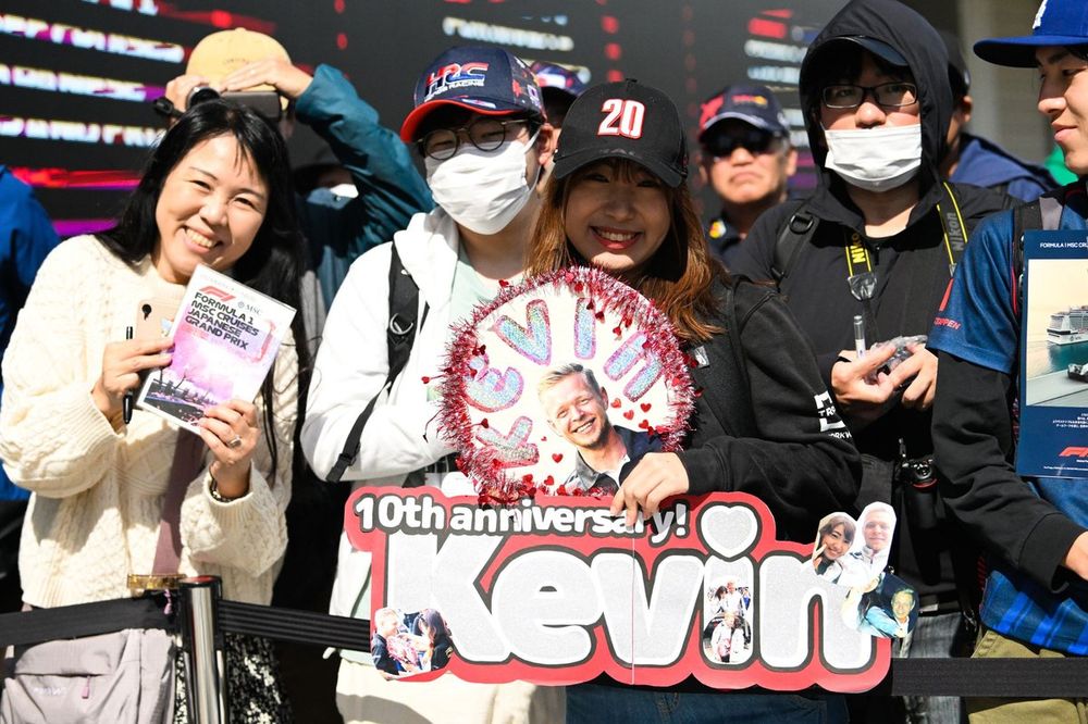 Japanese fans show their allegiance to the Haas team and Kevin Magnussen, Haas F1 Team