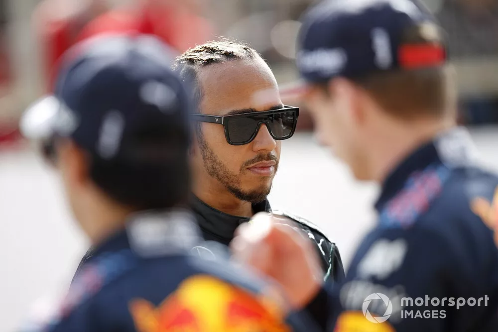 Lewis Hamilton, Mercedes speaks to Max Verstappen, Red Bull Racing and Sergio Perez, Red Bull Racing 