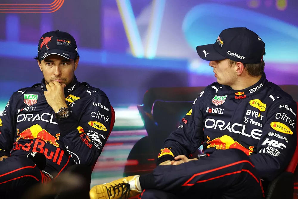 Sergio P&eacute;rez, Red Bull Racing, hombre de la pole Max Verstappen, Red Bull Racing, habla en la rueda de prensa posterior a la clasificaci&oacute;n