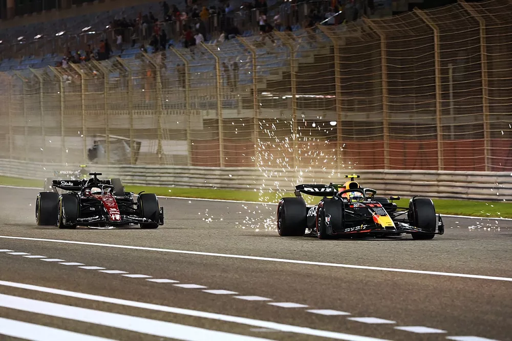 Sergio Perez, Red Bull Racing RB19, Valtteri Bottas, Alfa Romeo C43 
