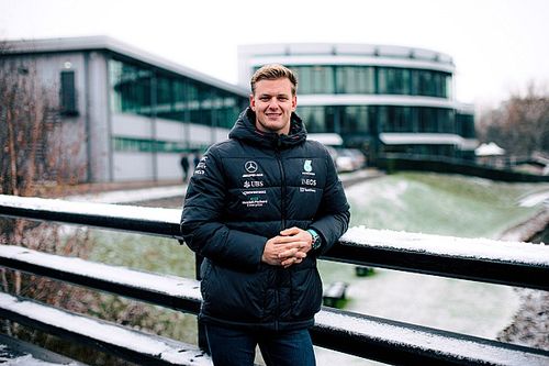 Mick Schumacher birtokába vette a Mercedest