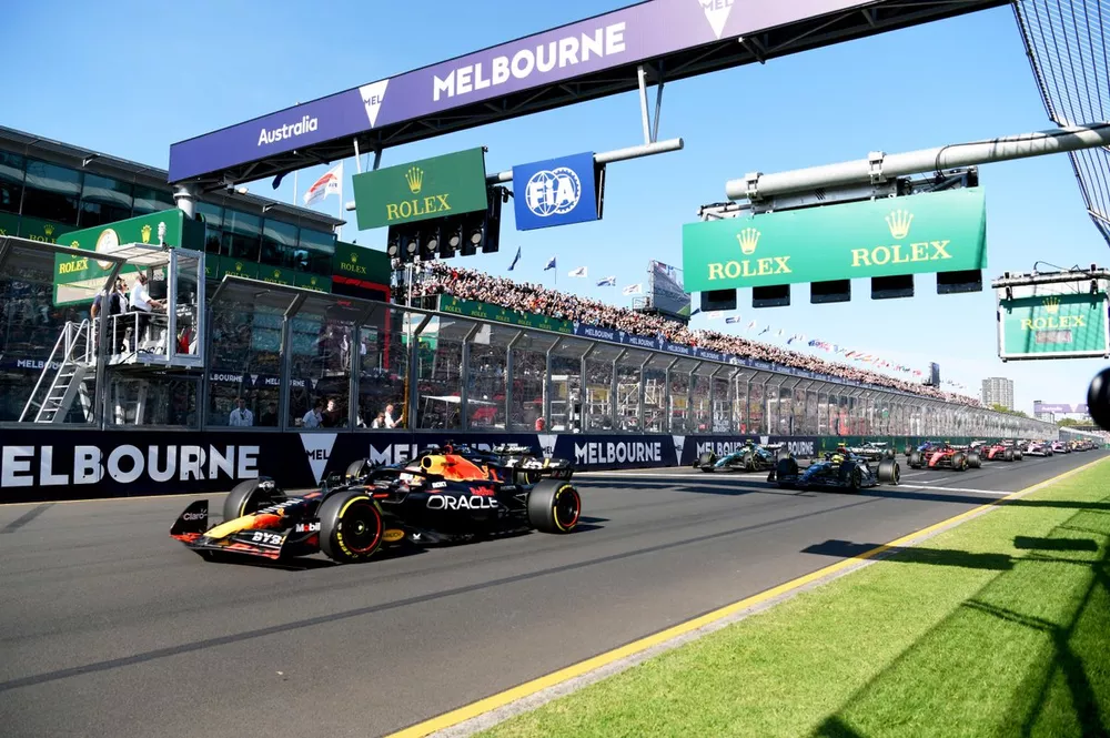 Max Verstappen, Red Bull Racing RB19, George Russell, Mercedes F1 W14, Lewis Hamilton, Mercedes F1 W14, en la salida