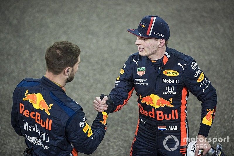 Max Verstappen, Red Bull Racing, 2ª posición, celebra con un compañero de equipo