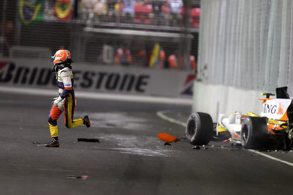 Nelson Piquet Jr., Renault F1 Team R28 crashes into the wall