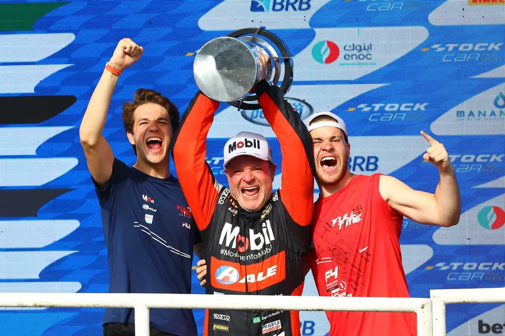 Dudu, Rubens e Fefo Barrichello celebram o t&iacute;tulo de 2022
