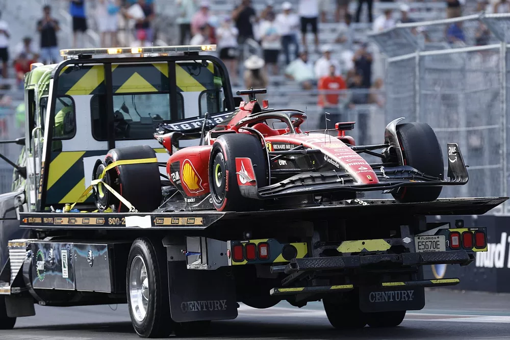 La Ferrari SF-23 di Charles Leclerc, dopo l'incidente nella Q3
