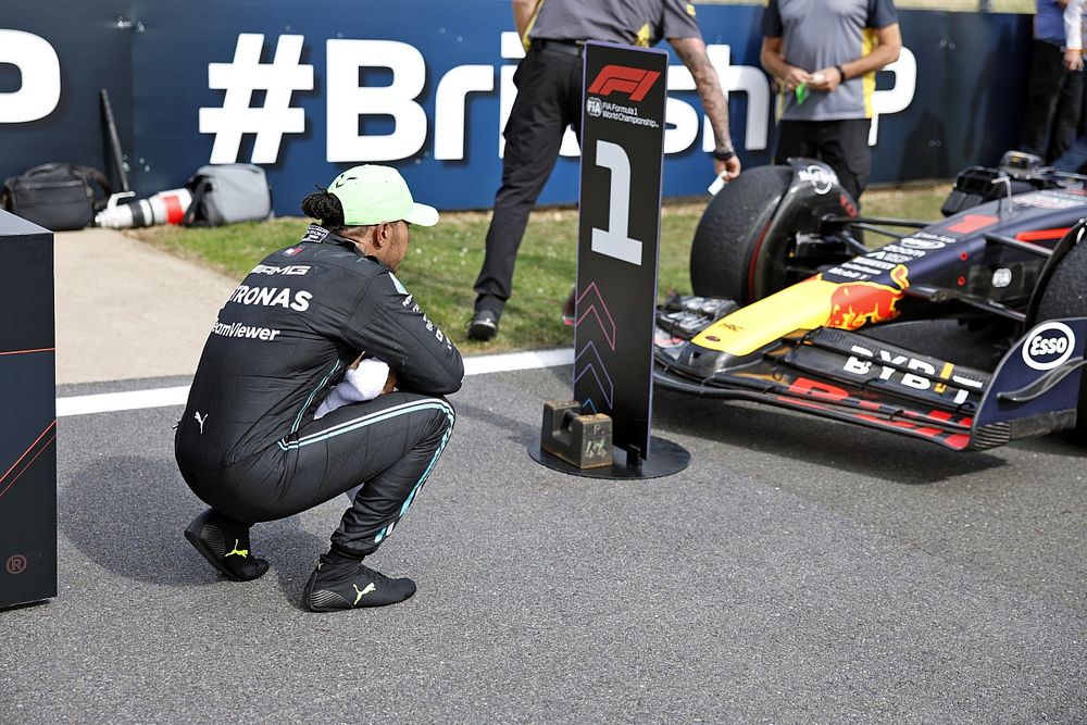 Lewis Hamilton, Mercedes-AMG, 3ª posición, inspecciona el coche de Max Verstappen, Red Bull Racing RB19, 1ª posición, en Parc Ferme.
