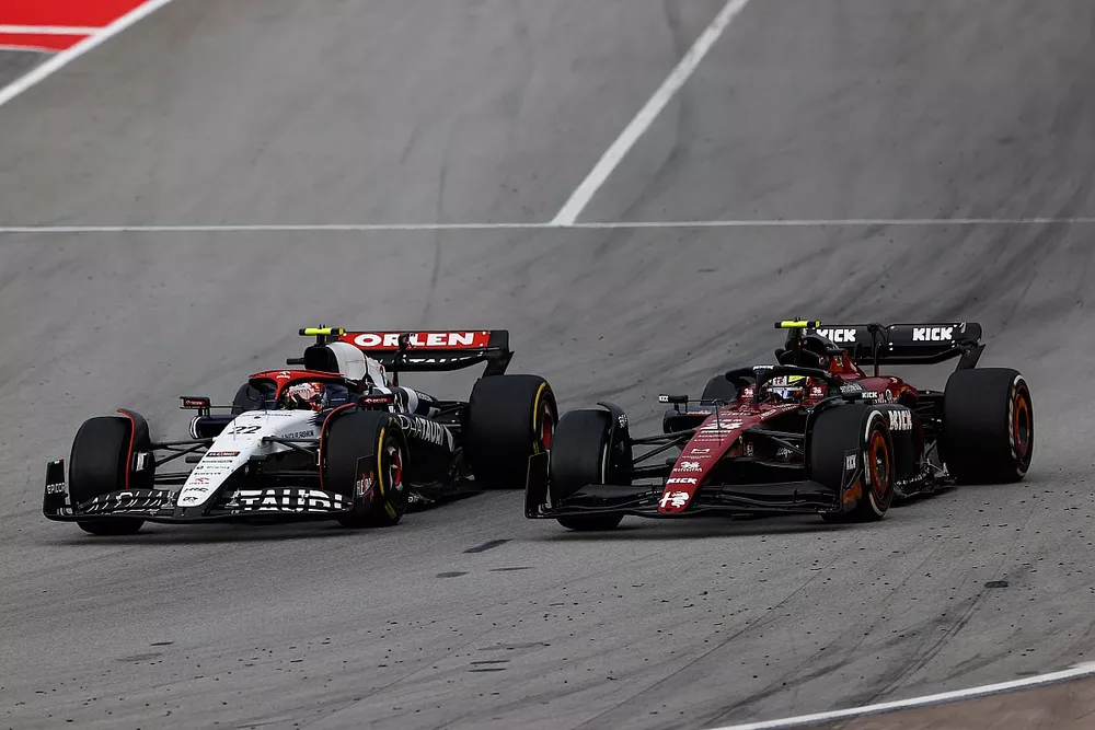 Yuki Tsunoda, AlphaTauri AT04, battles with Zhou Guanyu, Alfa Romeo C43