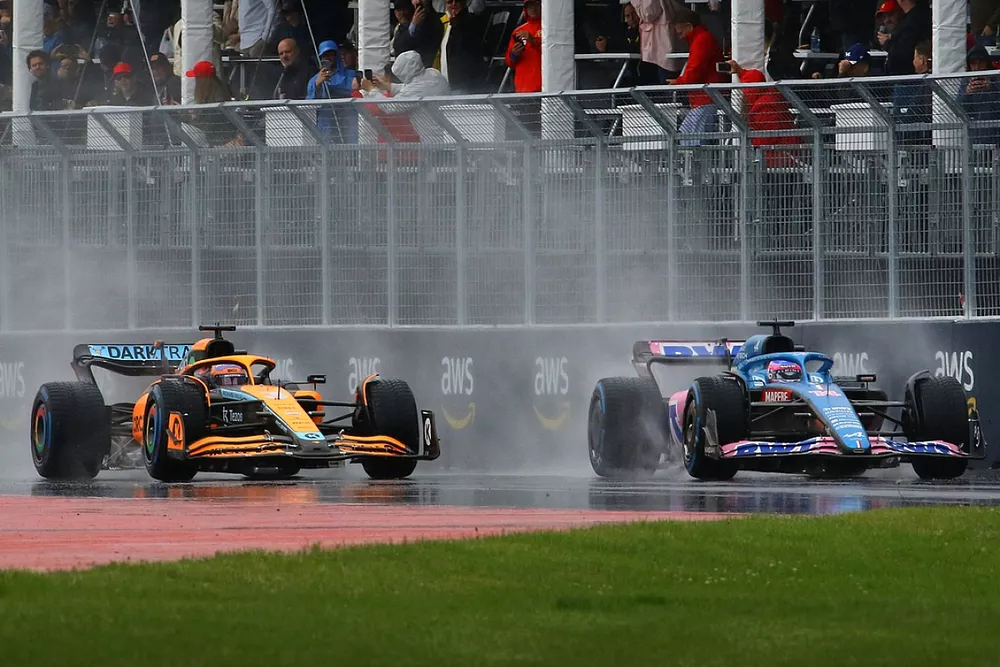 Fernando Alonso, Alpine A522, Daniel Ricciardo, McLaren MCL36