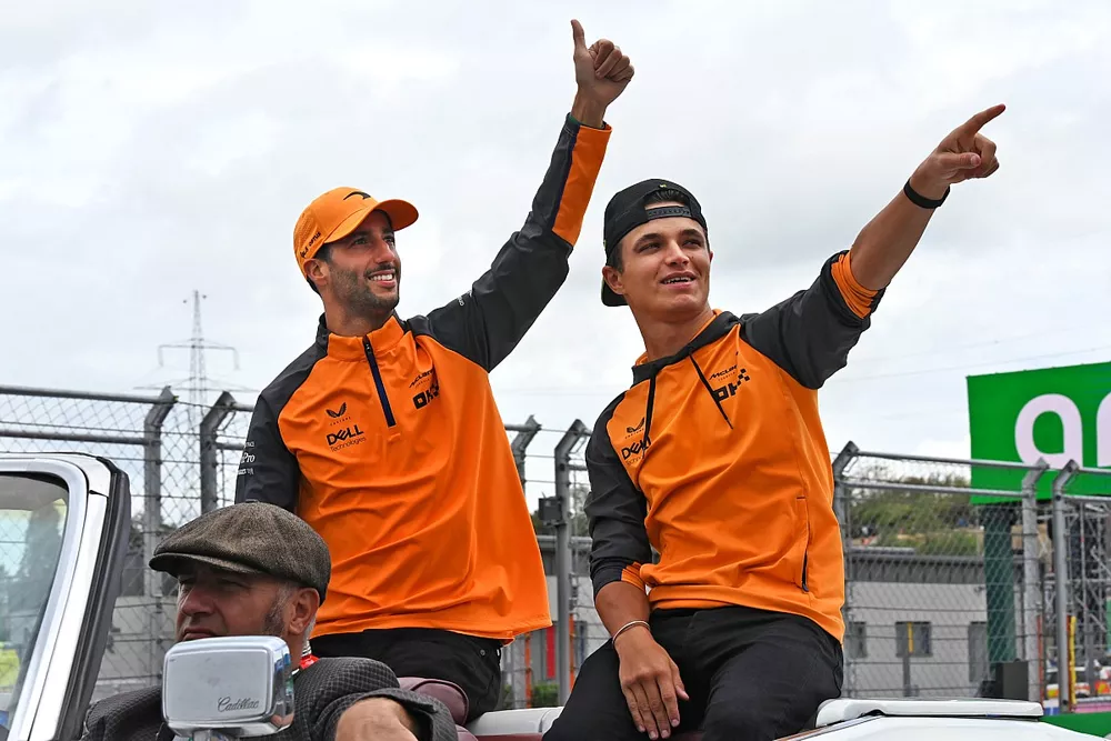 Lando Norris, McLaren, Daniel Ricciardo, McLaren, en el desfile de pilotos