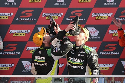 Лаундес выиграл Bathurst 1000 после того, как у его главного соперника свело ногу