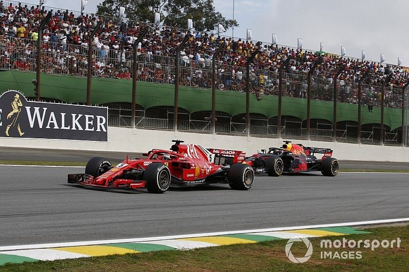 Sebastian Vettel, Ferrari SF71H y Daniel Ricciardo, Red Bull Racing RB14 