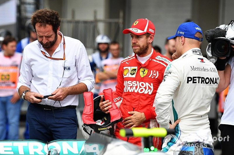 Matteo Bonciani, delegado de medios de la FIA, Sebastian Vettel, Ferrari y Valtteri Bottas, Mercedes AMG F1 en Parc Ferme