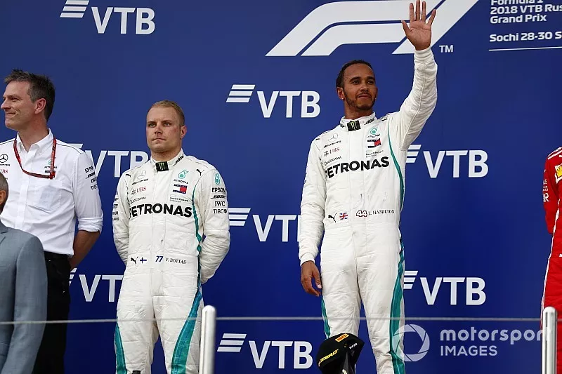 Podio ganador Lewis Hamilton, Mercedes AMG F1, segundo lugar Bottas, Mercedes AMG F1 y James Allison, Director Técnico, Mercedes AMG