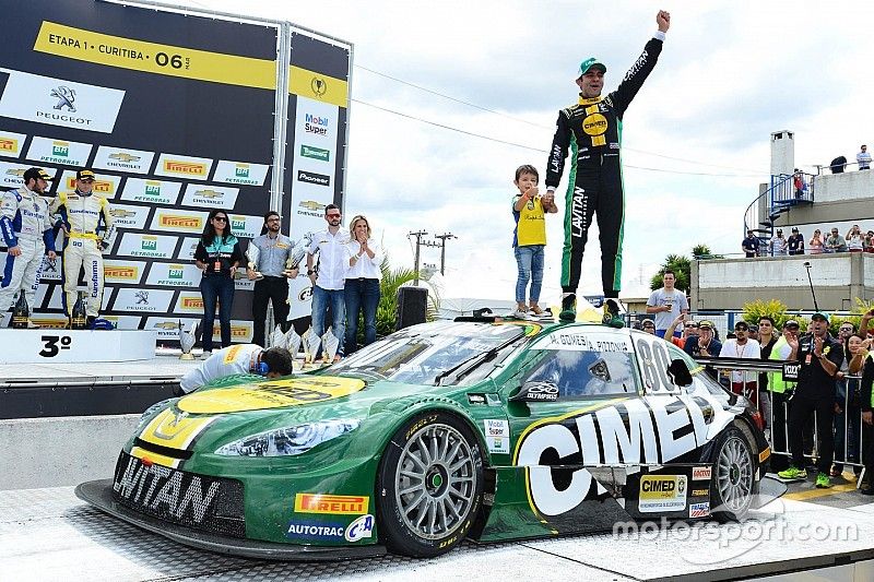 Antonio Pizzonia comemora vitória em Curitiba em cima do carro junto com filho