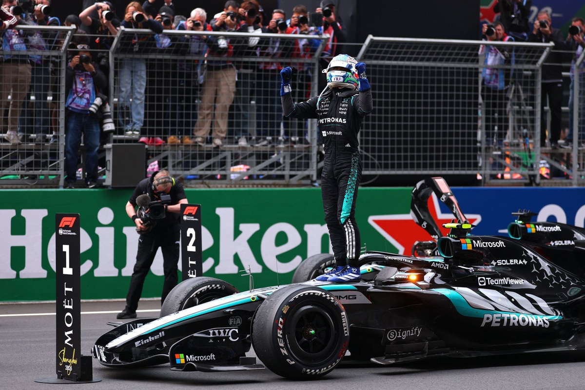 Eerste F1-zege voor Kimi Antonelli in China, Max Verstappen valt uit