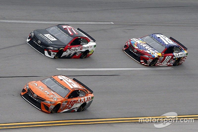 Erik Jones, Furniture Row Racing Toyota, Kyle Busch, Joe Gibbs Racing Toyota, Daniel Suarez, Joe Gib