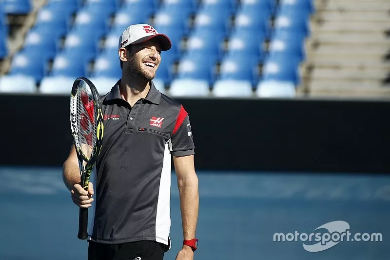 Romain Grosjean, Haas F1 Team, plays tennis against Australian Paralympic champion Dylan Alcott