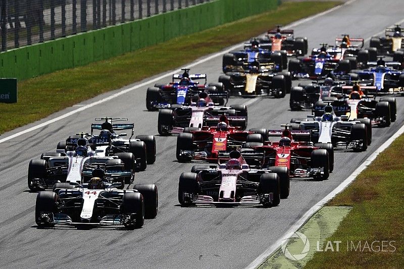 Lewis Hamilton, Mercedes AMG F1 W08, Esteban Ocon, Sahara Force India F1 VJM10, al inicio