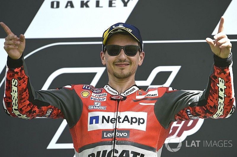 Podio: ganador de la carrera Jorge Lorenzo, equipo de Ducati
