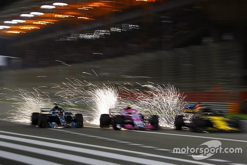 Lewis Hamilton, Mercedes AMG F1 W09, batallas con Esteban Ocon, Force India VJM11 Mercedes, Nico Hulkenberg, Renault Sport F1 Team R.S. 18, y Fernando Alonso, McLaren MCL33 Renault