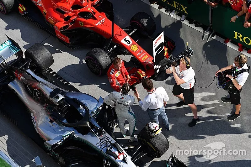 Lewis Hamilton, Mercedes-AMG F1 y Sebastian Vettel, Ferrari celebran en el parque cerrado