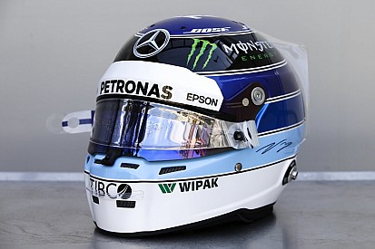 Bottas onora Hakkinen indossando il suo casco a Monaco