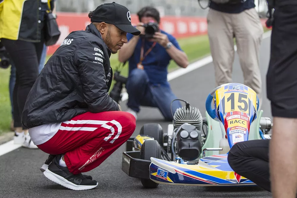 Lewis Hamilton, Mercedes-AMG F1 con j&oacute;venes pilotos de Kart de RACC