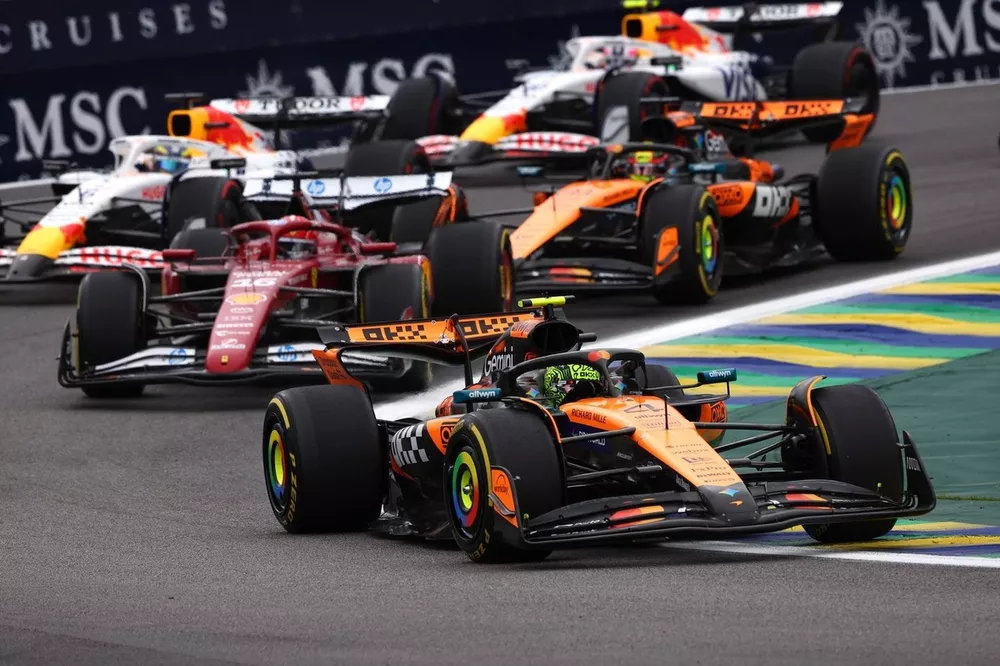 Charles Leclerc, Ferrari, Lando Norris, McLaren, Oscar Piastri, McLaren