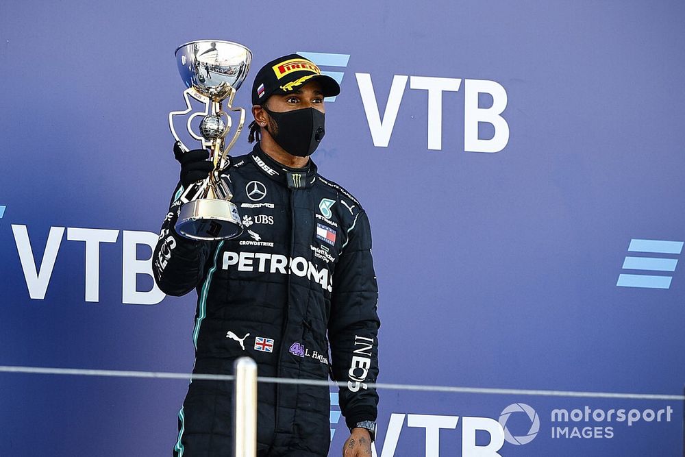 Podio: ganador Lewis Hamilton, Mercedes-AMG F1