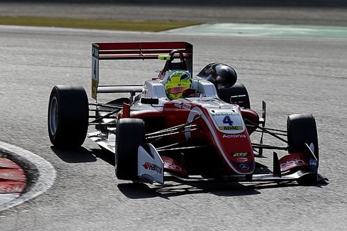 Schumacher logró su tercera victoria consecutiva en F3