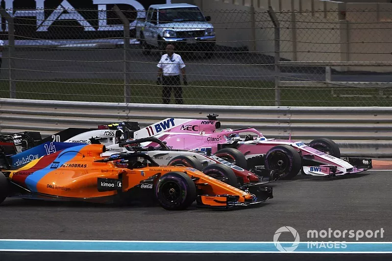 Sergio Perez, Racing Point Force India VJM11, Kevin Magnussen, Haas F1 Team VF-18, y Fernando Alonso, McLaren MCL33