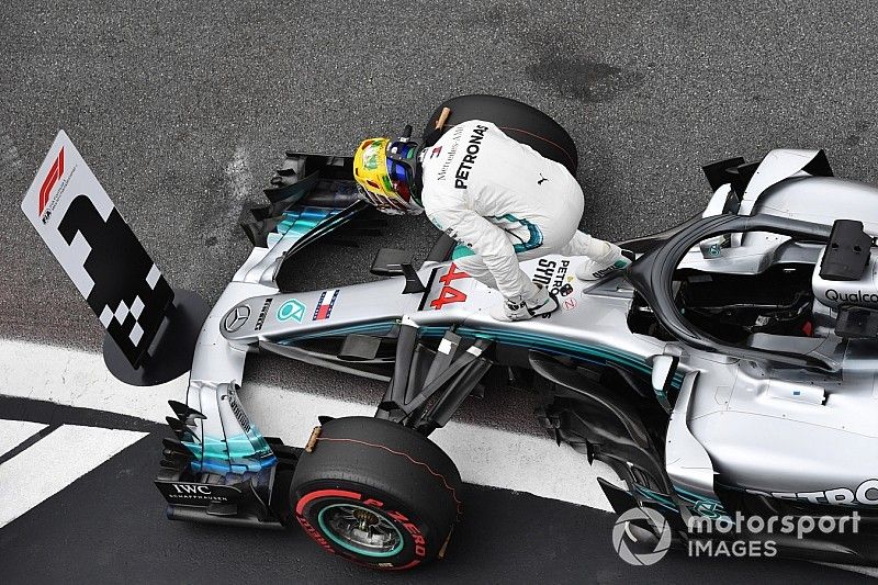 Lewis Hamilton, Mercedes AMG F1 festeggai la Pole Position nel parco chiuso