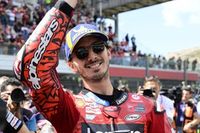 Bagnaia critica los abucheos, pero admite que a él le hacen lo mismo en España