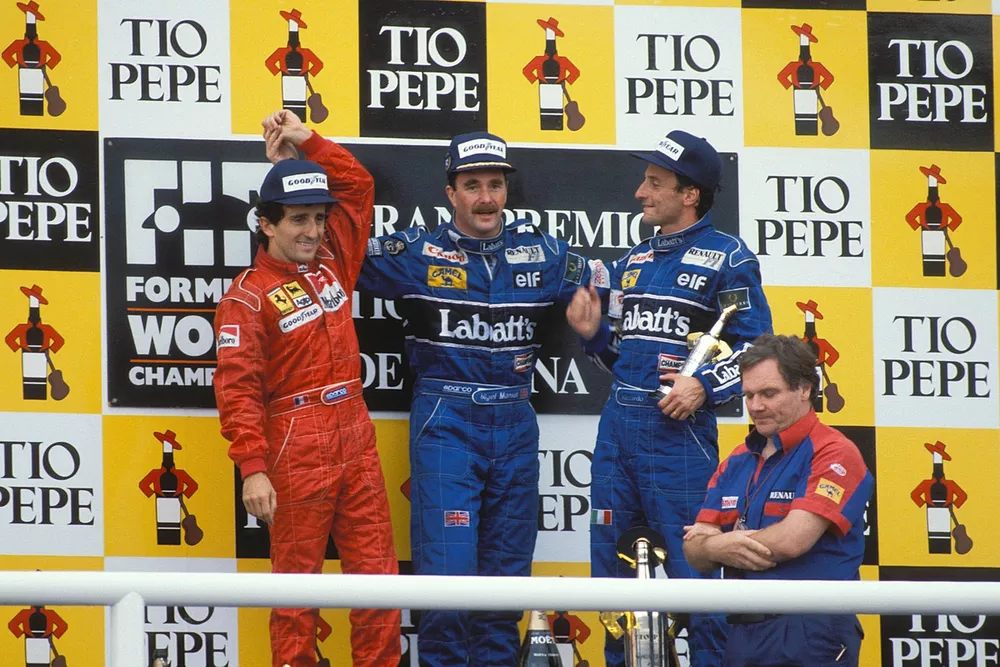 Nigel Mansell, 1&ordf; posici&oacute;n, celebra en el podio con Alain Prost, 2&ordf; posici&oacute;n, Riccardo Patrese, 3&ordf; posici&oacute;n, y Patrick Head de Williams.