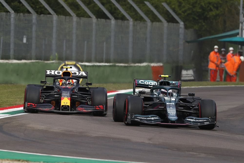 Sebastian Vettel, Aston Martin AMR21, Sergio P&eacute;rez, Red Bull Racing RB16B