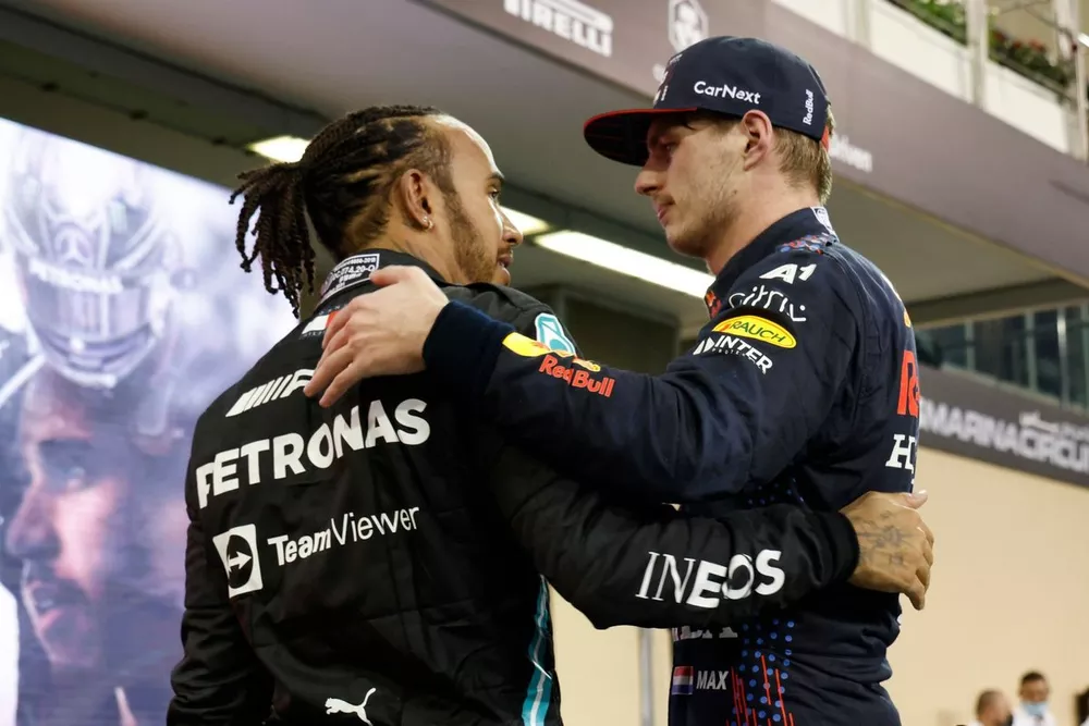 Le deuxi&egrave;me Lewis Hamilton, Mercedes, et le vainqueur et Champion du monde Max Verstappen, Red Bull Racing, se f&eacute;licitent dans le parc ferm&eacute;