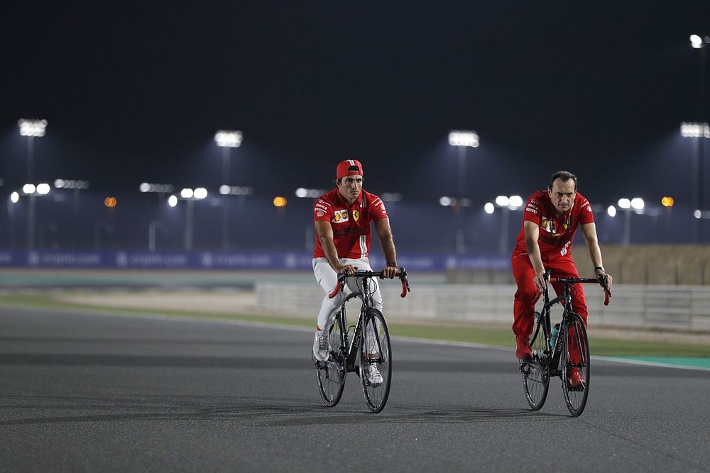 Carlos Sainz Jr., Ferrari recorre la pista en bicicleta