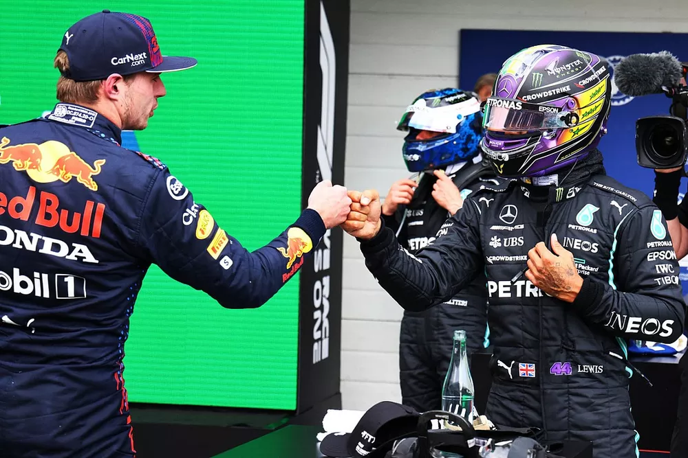 Segundo puesto Max Verstappen, Red Bull Racing, felicita al ganador de la pole de la carrera sprint, Lewis Hamilton, Mercedes, en el Parc Ferme
