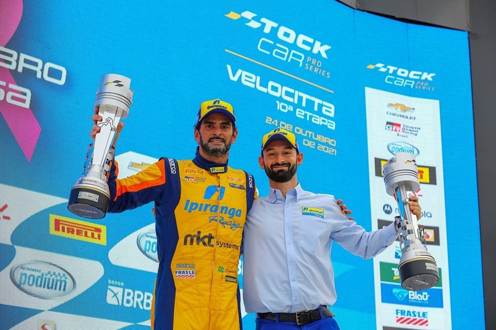 Thiago Camilo e Guiga Gon&ccedil;alves no p&oacute;dio da terceira vit&oacute;ria de Thiago Camilo no Velocitta, em 2021
 (Carsten Horst/Hyset)
