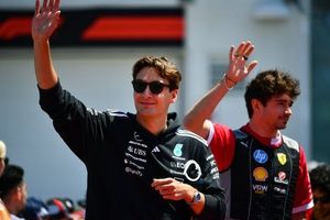 ラッセル、ルクレールサンタから&ldquo;特大煽り&rdquo;プレゼント受け取る。一悶着あったバトルシーンがフォトフレームに「なんてお行儀の悪い子&hellip;&hellip;」