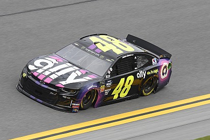 Johnson causa acidente e vence prova amistosa em Daytona