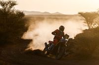 Tosha pierde la etapa maratón en el sprint final del Dakar; Sanders, más líder