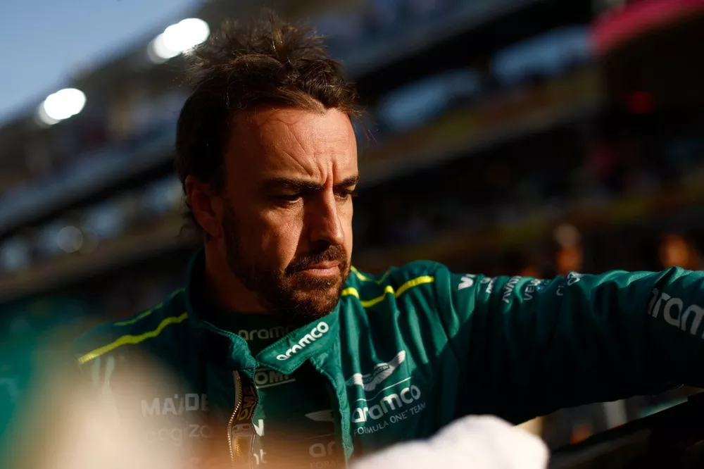 Fernando Alonso, Aston Martin F1 Team, en parrilla