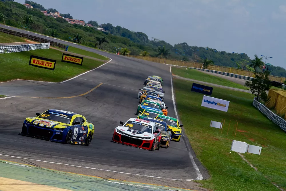 Rodrigo Sperafico lidera pelot&atilde;o na GT Sprint Race