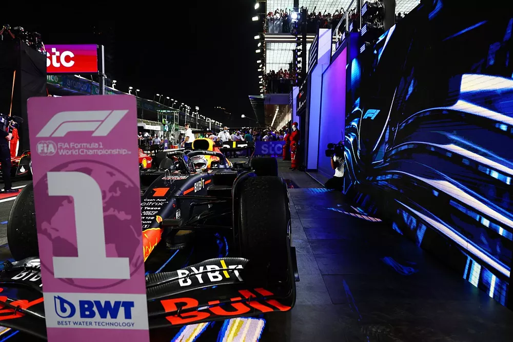 Max Verstappen, Red Bull Racing, ganador, lo celebra en el parque cerrado