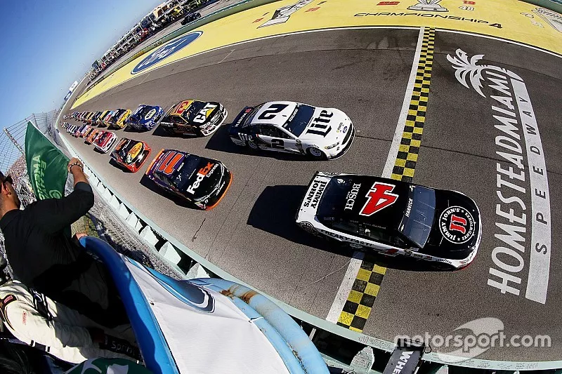 Start: Kevin Harvick, Stewart-Haas Racing Chevrolet leads